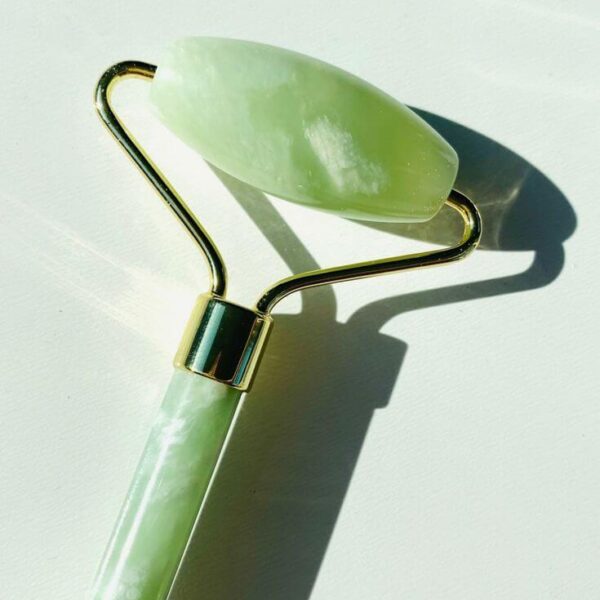 Roller facial din piatră de Jad