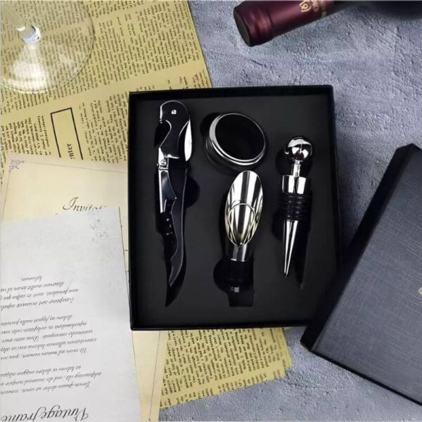 Set Accesorii Vin – 4 Piese în Cutie Cadou Elegantă